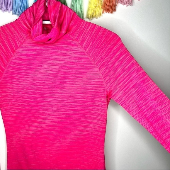 Under Armour Long Sleeve Hot Pink Turtle Neck Fitted Athletic Shirt Size Medium - Picture 4 of 14